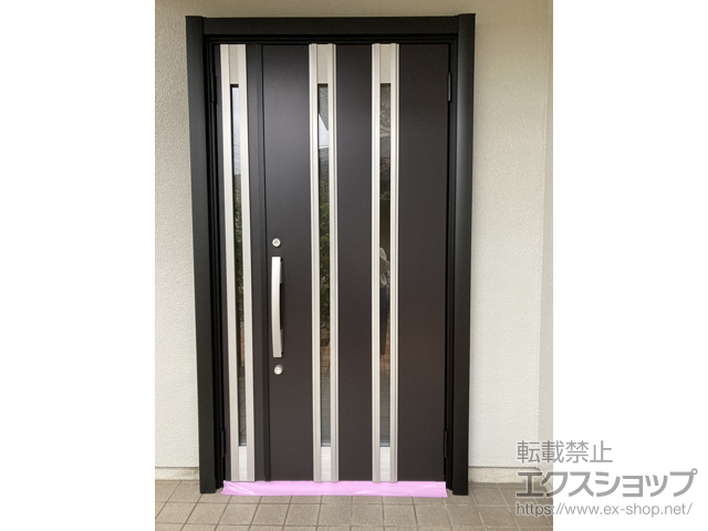 福岡県大野城市のLIXIL リクシル（トステム）の玄関ドア リシェント玄関ドア3 M24型 断熱K4仕様 親子仕様(ランマ無)外観右吊元 ※手動仕様 施工例