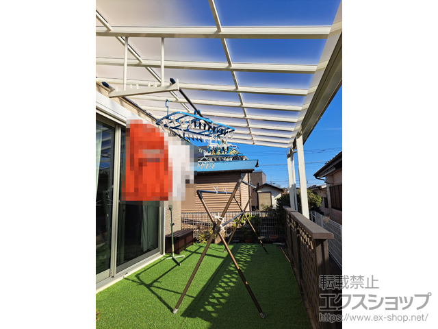 東京都西多摩郡日の出町ののテラス屋根 ソラリア F型 1500 テラスタイプ 連棟　積雪〜50cm対応+ソラリア用吊り下げ式 固定物干し（横幅 標準） 長さ標準2本入り×1セット 施工例