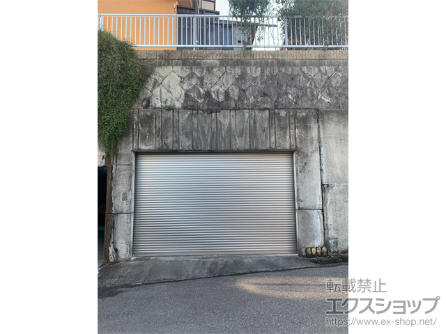 大阪府河内長野市のLIXIL リクシル（トステム）のガレージシャッター ガレージシャッター 電動式 内部付タイプ※外部停電時開閉機構 施工例