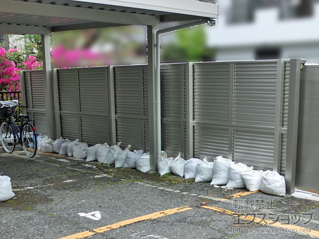 東京都江戸川区ののカーゲート、フェンス・柵、カーポート ミエーネフェンス 目隠しルーバータイプ 2段支柱 自立建て用 施工例