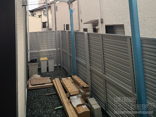 広島県廿日市市ののフェンス・柵 ミエーネフェンス 目隠しルーバータイプ 2段支柱 自立建て用（パネル2段） 施工例