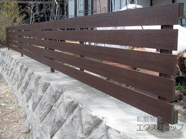 長野県上伊那郡辰野町ののフェンス・柵 ルシアスフェンスH02型 横板格子 木調色 自由柱施工 施工例