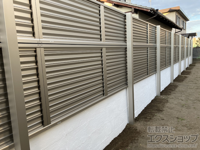 福岡県古賀市ののフェンス・柵 ミエーネフェンス 目隠しルーバータイプ 2段支柱 自立建て用 施工例
