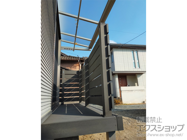 佐賀県佐賀市ののウッドデッキ リウッドデッキ 200+独立式リウッドステップ2型（1段）+ リウッドデッキフェンス3型＜横スリット＞ 施工例