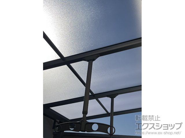 愛知県春日井市ののバルコニー・ベランダ屋根 ソラリア F型 屋根タイプ 単体 積雪〜20cm対応+吊り下げ式上下可動物干し 標準 2本入り 施工例