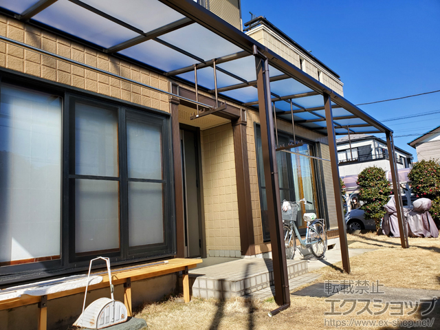 埼玉県鴻巣市ののテラス屋根 ソラリア F型 テラスタイプ 三連棟 積雪〜20cm対応+吊り下げ式 固定物干しセット(アルミ物干し竿なし 施工例