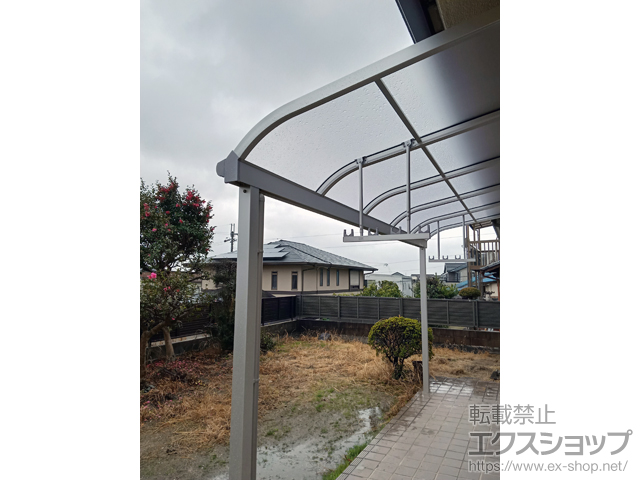 大阪府泉南郡熊取町ののフェンス・柵、テラス屋根 ソラリア R型 テラスタイプ 単体 積雪〜20cm対応+吊り下げ式 固定物干し 標準 2本入り 施工例