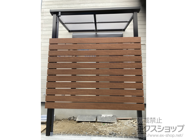 福岡県福岡市ののテラス屋根 ソラリア F型 テラスタイプ 単体 積雪〜20cm対応+目隠しパネル 横格子 11段(高さ約1,600mm) 隙間25ｍｍ 施工例