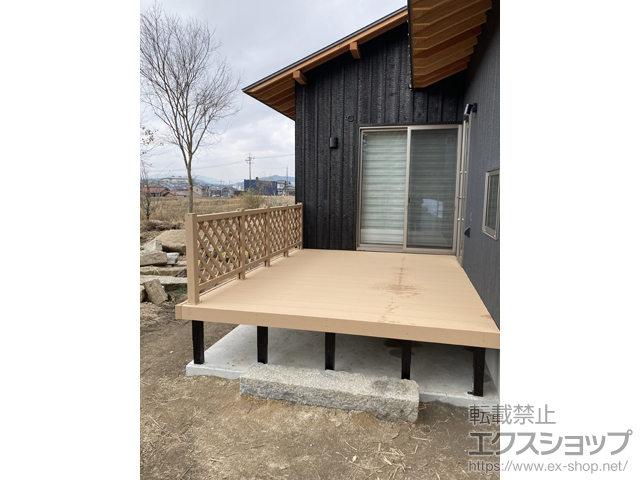 広島県東広島市ののウッドデッキ リウッドデッキ 200+リウッドデッキフェンス2型＜ラチス格子＞ 施工例