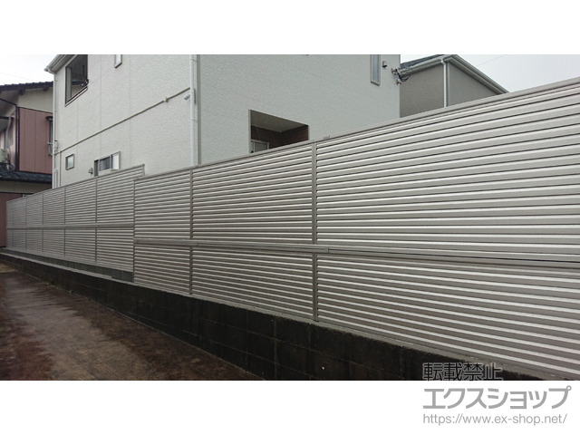 佐賀県小城市ののフェンス・柵 ミエーネフェンス 目隠しルーバータイプ 2段支柱 自立建て用 施工例