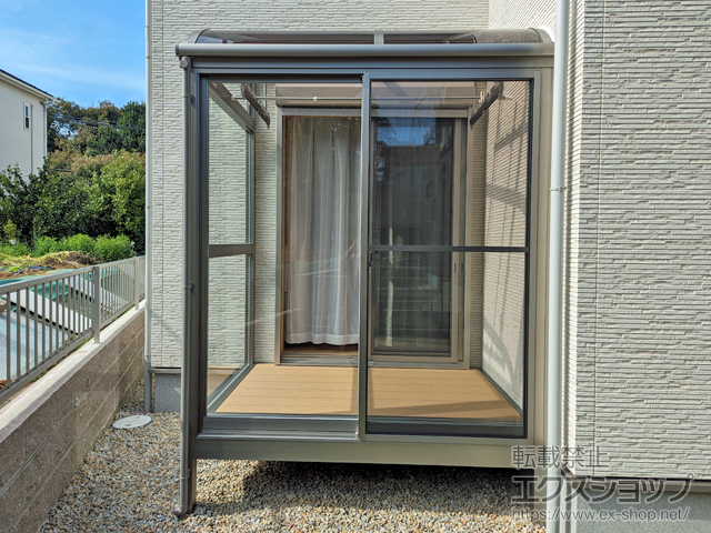 滋賀県大津市ののテラス囲い・サンルーム サニージュ R型 床納まり ランマ無 片袖納まり 積雪〜20cm対応 ＊ガラス組込み仕様 施工例
