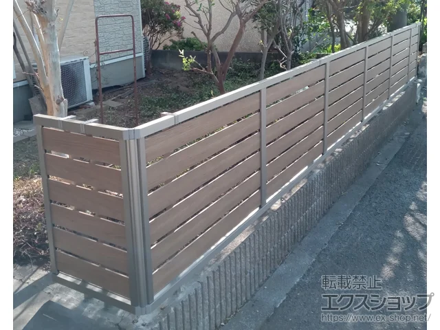 神奈川県厚木市のValue Selectのフェンス・柵・塀 モクハイフェンス 木調カラー フリーポールタイプ 施工例