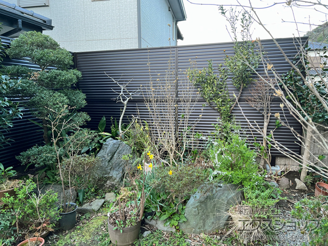 静岡県沼津市ののフェンス・柵 ミエーネフェンス 目隠しルーバータイプ 2段支柱 自立建て用 施工例