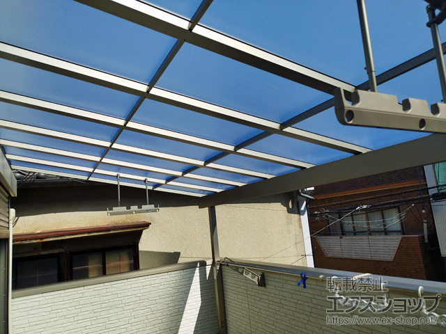 大阪府大阪市ののバルコニー・ベランダ屋根 テラスVS F型 屋根タイプ 単体 積雪〜30cm対応＋吊り下げ物干しAセット 施工例