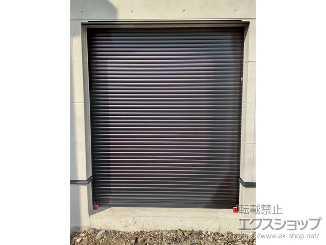鹿児島県出水市のLIXIL リクシル（トステム）のガレージシャッター ガレージシャッタークワトロ 電動式 内部付タイプ ※外部停電時開閉機構 施工例