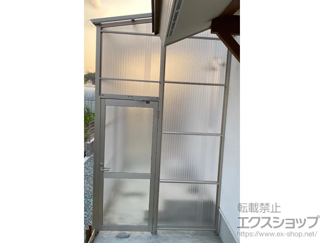 島根県出雲市のYKKAPのストックヤード ストックヤードII 片側ドア付きタイプ 積雪～20cm対応+アームストッパー 施工例