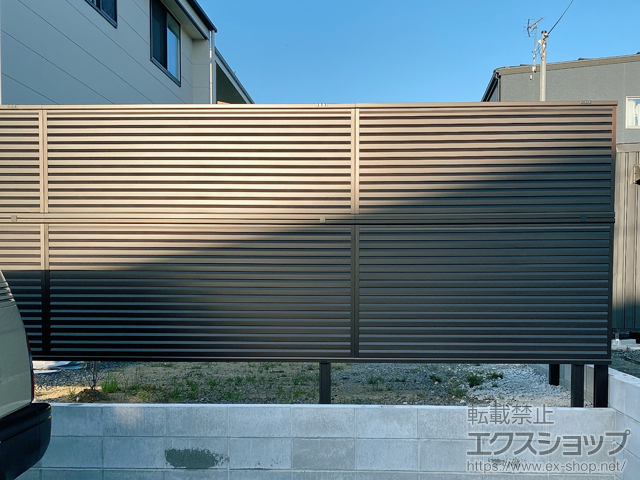 滋賀県東近江市ののフェンス・柵 ミエーネフェンス 目隠しルーバータイプ 2段支柱 自立建て用 施工例