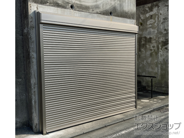 神奈川県横浜市のLIXIL リクシル（トステム）のガレージシャッター ガレージシャッタークワトロ 電動式 外部付タイプ ※外部停電時開閉機構 施工例