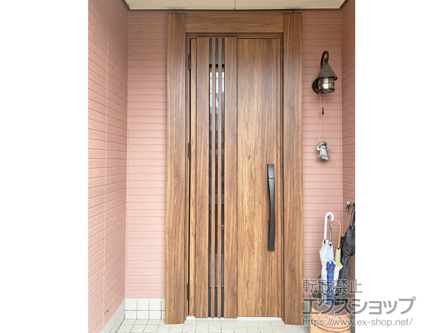 兵庫県三田市のLIXIL リクシル（トステム）の玄関ドア リシェント玄関ドア3 断熱K2仕様 片開き仕様(ランマ無)外観左吊元 M83型 ※FamiLock仕様 施工例