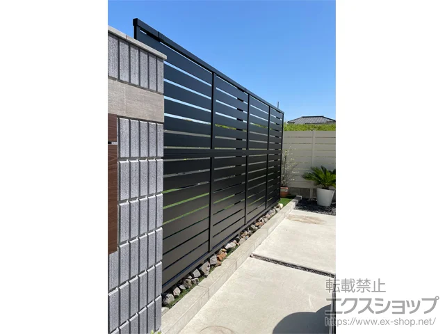 愛知県海部郡蟹江町のValue Selectのフェンス・柵・塀 モクハイフェンス アルミカラー 多段柱（2段柱） 施工例