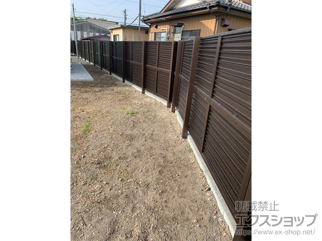 埼玉県行田市ののフェンス・柵 ミエーネフェンス 目隠しルーバータイプ 2段支柱 自立建て用 施工例