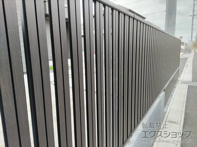 千葉県船橋市ののフェンス・柵 ルシアスフェンスF03型 たて半目隠し 木調カラー 自由柱施工 施工例