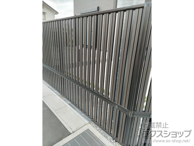 千葉県船橋市ののフェンス・柵 ルシアスフェンスF03型 たて半目隠し 木調カラー 2段支柱 自立建て用 施工例