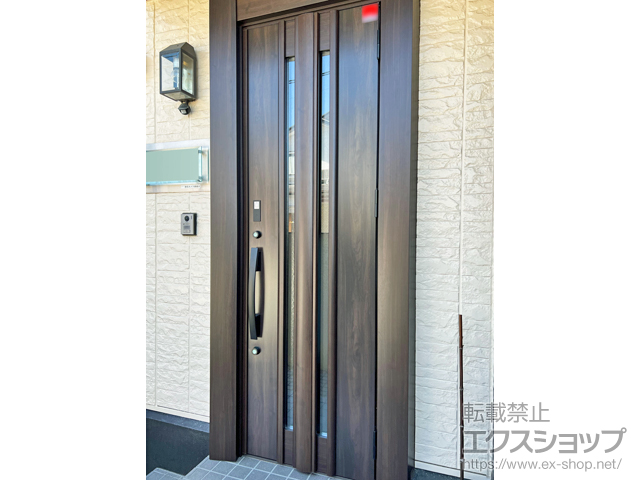 愛知県一宮市のLIXIL リクシル（トステム）の玄関ドア リシェント玄関ドア3 G15型 断熱K4仕様 片開き仕様(ランマ無)外観右吊元 ※FamiLock仕様+下枠段差緩和材/施工スペーサーセット（1mm・3mm・5mm）/アルミ枠用ネジセット 施工例