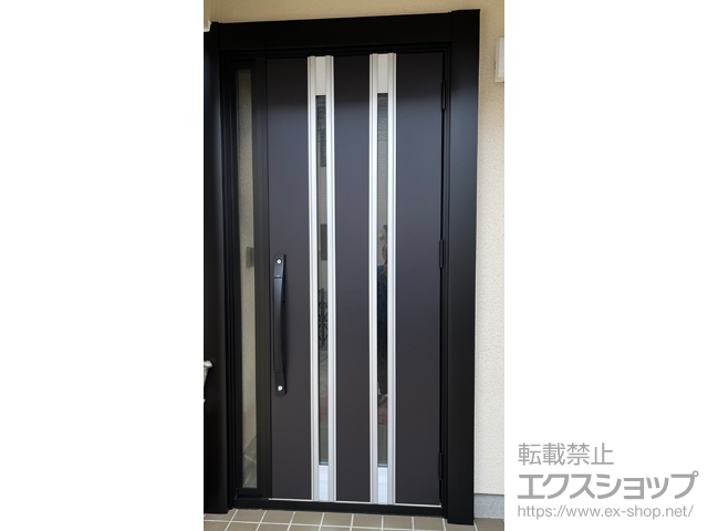 神奈川県藤沢市のLIXIL リクシル（トステム）の玄関ドア リシェント玄関ドア3 M24型 断熱K4仕様 片袖仕様(ランマ無)外観右吊元 ※手動仕様+下枠巾木（小）+施工スペーサーセット+下枠段差緩和材（ステンレス）+後付けビード+下枠ステンレスカバー 施工例