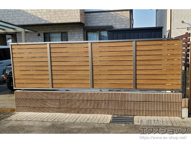 栃木県宇都宮市ののフェンス・柵 フェンスAB YS3型 横スリット3 木調カラー フリーポールタイプ 施工例