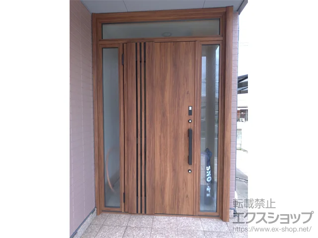 岡山県倉敷市のLIXIL リクシル（トステム）の玄関ドア リシェント玄関ドア3 M83型 断熱K4仕様 両袖仕様(ランマ付)外観左吊元 ※FamiLock仕様 施工例