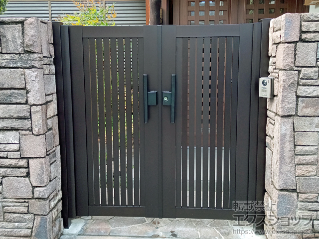 兵庫県高砂市のの門扉 【特注】シンプレオ門扉4型 縦太格子 両開き 門柱使用 施工例