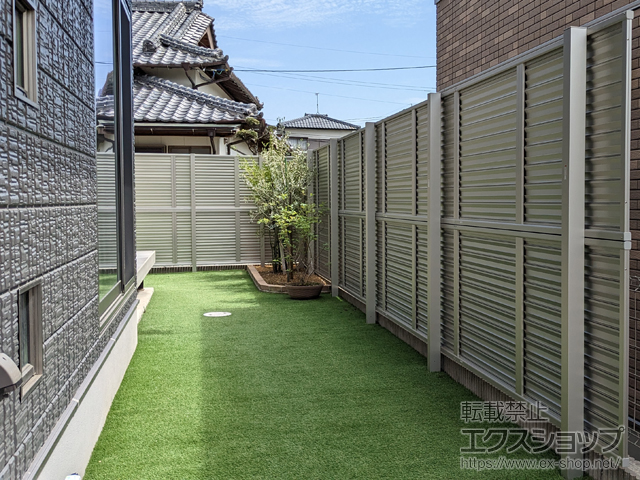 長崎県大村市ののフェンス・柵 ミエーネフェンス 目隠しルーバータイプ 2段支柱 自立建て用（パネル2段） 施工例