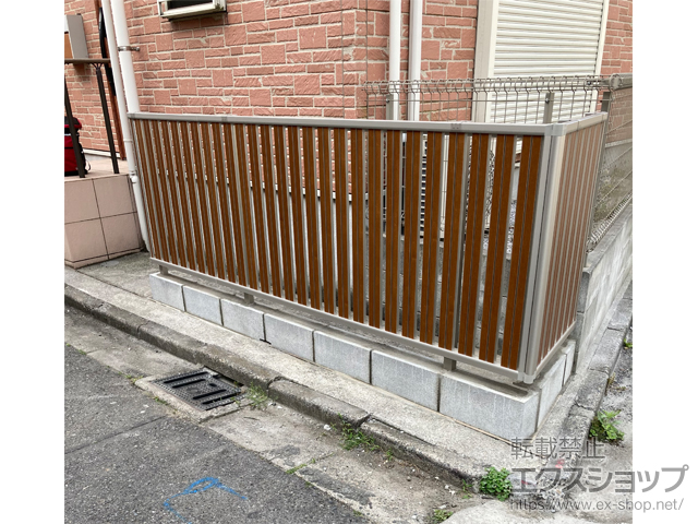神奈川県川崎市ののフェンス・柵 ルシアスフェンスF03型 たて半目隠し 木調カラー 自由柱施工 施工例