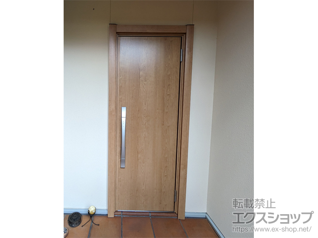 熊本県熊本市のLIXIL リクシル（トステム）の玄関ドア リシェント玄関ドア3 M17型 断熱K2仕様 片開き仕様(ランマ無)外観右吊元 ※FamiLock仕様 施工例