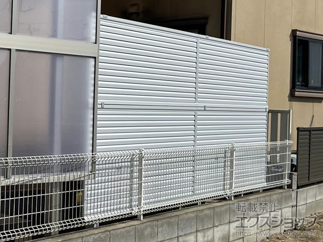 埼玉県羽生市ののフェンス・柵 ミエーネフェンス 目隠しルーバータイプ 2段支柱 自立建て用 施工例