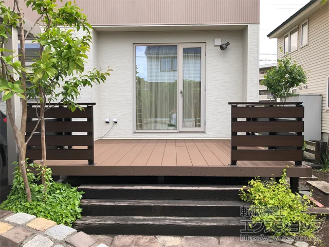 北海道北広島市のYKKAPのウッドデッキ リウッドデッキ 200＋ルシアスデッキフェンスX01型＜横スリットタイプ＞ 施工例
