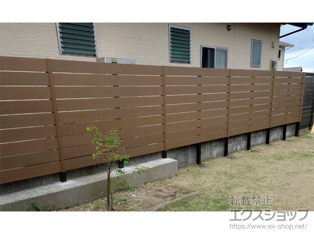 熊本県阿蘇市ののフェンス・柵 プラド/one ジョイント有り 横貼り9段 H2000（パネルH1,450）隙間10mm 施工例