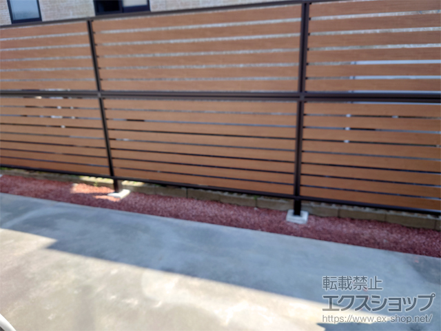 石川県小松市ののフェンス・柵 モクアルフェンス 横板タイプ 2段支柱 自立建て用（パネル2段） 施工例