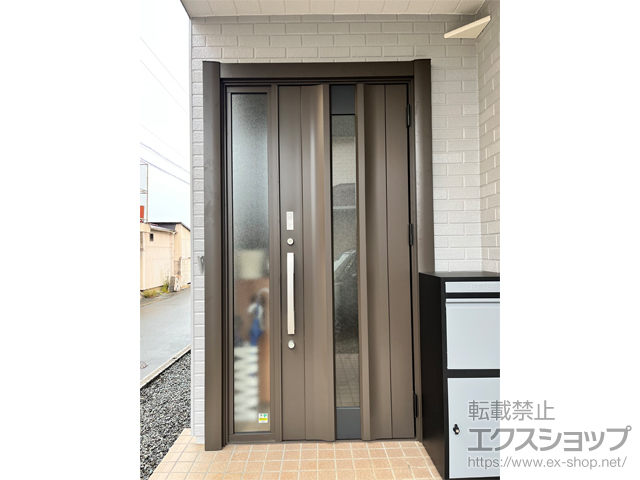 三重県伊勢市のの玄関ドア リシェント玄関ドア3 C11N型 アルミ仕様 片袖仕様(ランマ無)外観右吊元 ※タッチキー仕様(キー付リモコン) 施工例