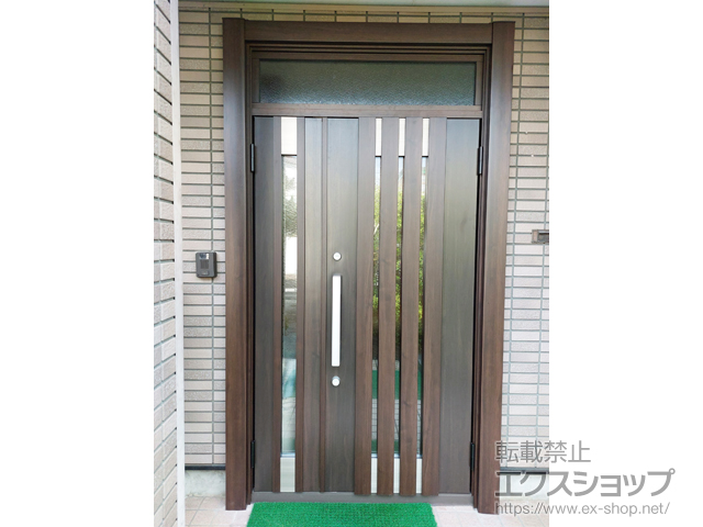 青森県十和田市のLIXIL リクシル（トステム）の玄関ドア リシェント玄関ドア3 M27型 断熱K4仕様 親子仕様(ランマ付)外観右吊元 ※手動仕様 施工例