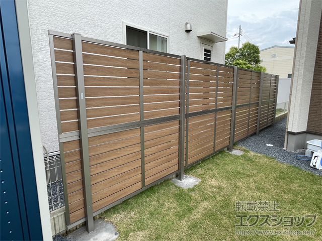 茨城県ひたちなか市ののフェンス・柵 フェンスAB YS3型 横スリット3 アルミ多段柱仕様 木調カラー 施工例