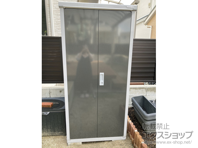 福岡県京都郡苅田町のの物置・屋外倉庫 アイビーストッカー 900×755×1903 BJX-097E-EB 施工例