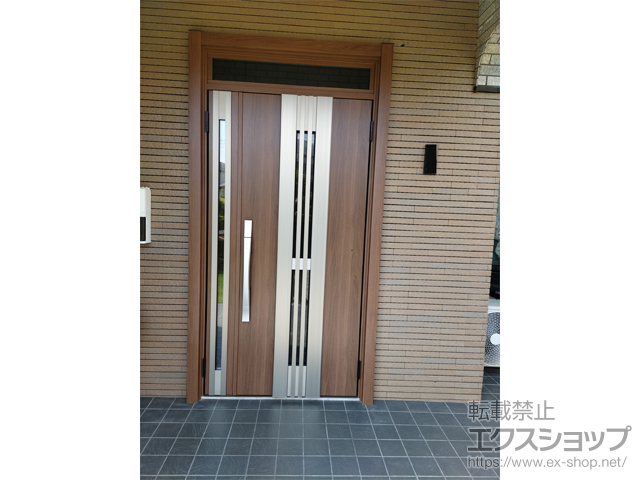 栃木県小山市のLIXIL リクシル（トステム）の玄関ドア リシェント玄関ドア3 M84型 断熱K4仕様 親子仕様(ランマ付)外観右吊元 ※FamiLock仕様 施工例