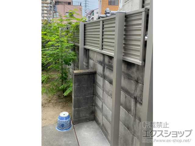 大阪府大阪市ののフェンス・柵 ミエーネフェンス 目隠しルーバータイプ 2段支柱 上段のみ自立建て用 施工例