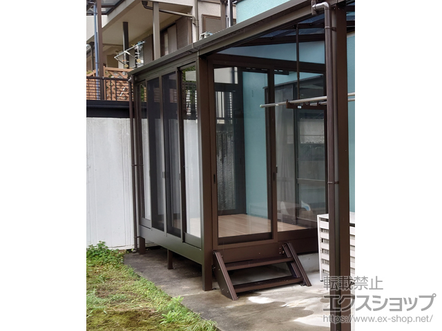 滋賀県大津市ののテラス囲い・サンルーム ソラリアテラス囲い F型 床納まり ランマなし ノーマルタイプ 部分囲い 積雪〜20ｃｍ対応 ＊ガラス組込み仕様+網戸有り3方（クリアネット）+ステップ 施工例
