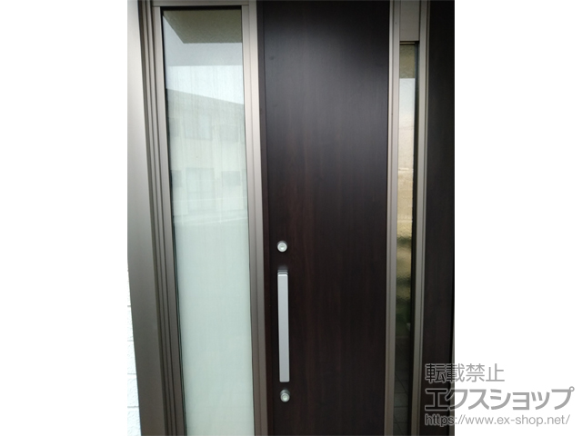 福島県本宮市のLIXIL リクシル（トステム）の玄関ドア リシェント玄関ドア3 M78型 断熱K4仕様 両袖仕様(ランマ無)外観右吊元 ※手動仕様 施工例