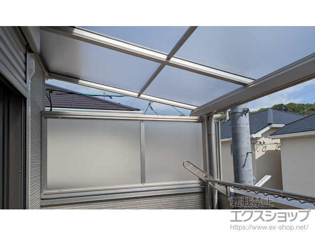 大阪府柏原市ののバルコニー・ベランダ屋根 ソラリア F型 屋根タイプ 単体 積雪〜20cm対応+側面パネル 施工例