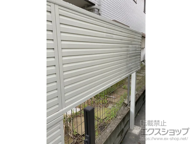 福岡県福岡市のValue Selectのフェンス・柵・塀 ミエーネフェンス 目隠しルーバータイプ 上段のみ設置 自立建て用 施工例
