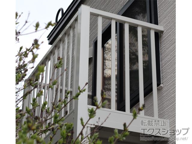 北海道小樽市のLIXIL リクシル（トステム）のバルコニー ビューステージHスタイル 縦太格子 単体 柱建て式 施工例